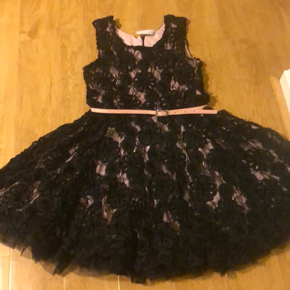 Pretty black lacy dress
